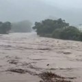Prizori kao iz filma strave i užasa: Kiša napravila pravu pometnju, stanovništvo hitno evakuisano (video)
