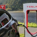 Vozači stavljali mokre peškire na punjače za e-vozila; Tesla im poručio: Nemojte to raditi