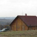 Naš glumac kupio drvenu kuću usred ničega, 60 kilometara od Beograda - ostvario svoj san: "Skroz je izolovan i neverovatno…