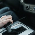 Sprečava ispadanje iz vozila Obavezno je zakonom, ali Srbi ih često izbegavaju - to morate da uradite kada uđete u automobil