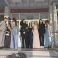 (VIDEO) Umesto na matursko veče, maturanti došli ispred suda u Užicu, u znak podrške uhapšenom drugu