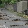 Apokalipsa u Beogradu: Na sve strane rupe i oguljen beton, ulica zatvorena za saobraćaj