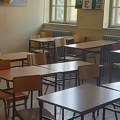 Urušila se fasada sveže renovirane škole: Panele držao lepak (foto)