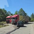 Sudar šlepera i automobila Sudar kod Zlatibora: Saobraćaj usporen usled nezgode (video)