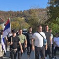 Srbi sa KiM koji pešače ka Novom Sadu napreduju ka Ljigu Jasno poručuju: Želimo da podržimo svoju državu