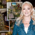 Novogodišnju jelku pretvorila u emotivnu galeriju uspomena Ilda Šaulić okitila porodični dom na nesvakidašnji našin, a tek da…
