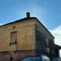Ovo je trošna kuća Anite Stanojlović Malter pada sa svih strana, nema ni ograde, a evo šta privlači pažnju već sa ulice (foto)…
