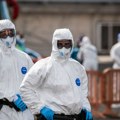 Opsadno stanje na pisti Ljudi u belim skafanderima odvode zaražene, prskaju ih šmrkovima: Evakuacija sa "kruzera smrti"…