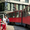 Prve fotografije i snimci haosa na Dorćolu: Tramvaj iskočio iz šina i uleteo u zgradu (foto, video)