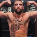 Samo u donjem vešu nasred ringa Veljko Ražnatović je prava zver! Pravo iz kreveta na trening, celo telo mu u mišićima