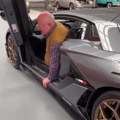 Penzioner provozao besnog Lamborginija, a kad je pokušao da izađe, zaglavio se: Hit snimak nasmejaće vas do suza