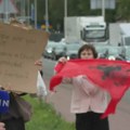 (VIDEO) Transparent i zastava Albanije: Nezadovoljni presudom Tačiju "upali" u uključenje N1