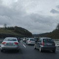 Kamionska prikolica izgorela na auto-putu „Miloš Veliki" kod Takova - saobraćaj obustavljen, kolona duža od sat vremena