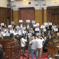 Performans opozicije u Skupštini, drže fotografije glumaca koje vlast targetira
