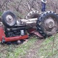 Teška nesreća kod Niša: Traktor sleteo s puta, poginuo putnik, vozač prevezen u bolnicu