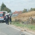 (Foto) udes u Cerovcu: Auto se prevrnuo na krov, tri osobe prevezene u ukc