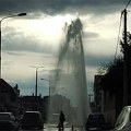 Gejzir u Kneza Mihaila: Bager uništio hidrant, policija obezbeđuje teren