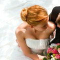 Svadbeni običaji u Srbiji Zašto mlada na venčanju treba da zgazi mladoženju?