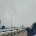 Požar kod auto-puta Niš-Merošina: Gust dim se nadvija nad kolovozom, vidljivost smanjena na minimum! (video)