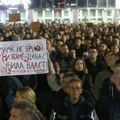 UŽIVO Hiljade građana na protestu u Novom Sadu: „Vučiću ubico“, „ostavke“, razbijena stakla na Gradskoj kući…