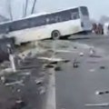 Autobus sleteo s puta, delovi rasuti, haos na magistrali! Jeziv snimak saobraćajke kod Kraljeva!