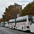 Srele se kolone koje idu na protest u Kragujevac i na kontramiting u Sremsku Mitrovicu: „Isti narod – oni tamo, mi vamo“