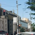 (FOTO) Zbunjujući semafor u centru grada: Za koga je crveno, a za koga uslovna strelica
