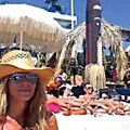 Kao top model! Melina Džinović nauljena u ferari crvenom bikiniju - na plaži izgleda kao milion dolara: Ima noge od dva metra…