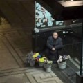 Baka na ulici u Novom Sadu prodaje cveće po mraku i kiši: Snimili je kako se skupila od zime, srce da prepukne