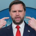 Auto-put zatvoren posle eksplozije Granata pala tokom vojne vežbe, geleri pogodili kolonu potpredsednika SAD u Kaliforniji