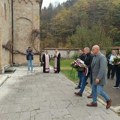 „Hvala dedi na pobedi”: Parastos i polaganje venaca u manastiru Rača