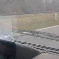 Tužan prizor kod Podgorice Snimljena scena koja lomi srca, a nema ko da pomogne! Vozači apeluju: "Leži tu od sinoć!" (video)…