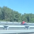 (Video) Svi beže u stranu, a on juri napred! Scena na auto-putu kod Novog Sada izaziva jezu: Zbog ovog snimka odmah je…
