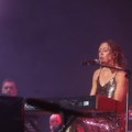 Doživela veliki peh na bini Nataša Kojić došla kod tate na koncert i progovorila o povratku u Ameriku: "Promenila sam se"…