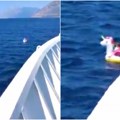 Neverovatan snimak iz grčke Devojčica na jednorogu usred mora - putnici na trajektu nisu mogli da veruju (video)