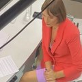 (Foto) gledaoci vide sako, a: Dole... Srpska voditeljka vodi vesti u hit izdanju - fotografija osvanula na mrežama…