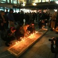 Ispred Filozofskog fakulteta u Beogradu zapaljene sveće u znak solidarnosti sa kolegama iz Praga