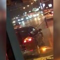 "Umalo nije izazvao više udesa": Vozač na liniji 17 u toku vožnje "vrti" Tiktok, putnici pobesneli (video)