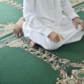 Muslimani širom sveta danas slave veliki praznik: Prekida se post, a deca dobijaju posebne poklone