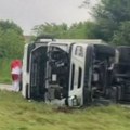 Nesreća u Zemun polju: Kamion se prevrnuo i preprečio put (video)
