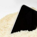 Zaboravite pirinač ako vam telefon upadne u vodu: Apple i Samsung otkrivaju kako zaista treba da sušite uređaj