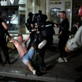 Demonstranti policajcima uzvikuju: Spustite štitove!