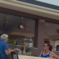 (Paparaco) Voja Brajović sa 23 godina mlađom ženom: Glumac uživa na letovanju u Crnoj Gori: Milica blista u plavoj haljini…