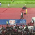 Navijač Srbije oteo zastavu Englezima, policija ga uhapsila i vratila je gostima!