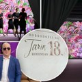 Plato ukrašen šarenim cvećem, hostese u crnom i "tunel" do proslave: Dekoracija na 18. rođendanu ćerke Saše Matića je kao iz…