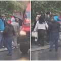 Iz čista mira napao vozača minibusa usred vožnje! Užas u Braće Jerković: Udarao ga flašom i pesnicom, a onda ga napolju tukao…
