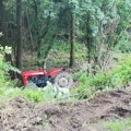 Traktor kreće unazad, a onda nestaje u provaliji: Dvojica muškaraca jedva spasili glave