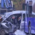 Jedna osoba stradala, 8 povređeno u sudaru autobusa i automobila na Obrenovačkom putu