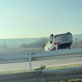 (Foto) Udes na auto-putu: automobil završio na krovu