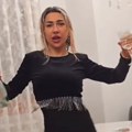 Jovana Jeremić luduje na Zlatiboru! Mokra i sa šampanjcem u ruci: "Ceo dan u akciji" (video)